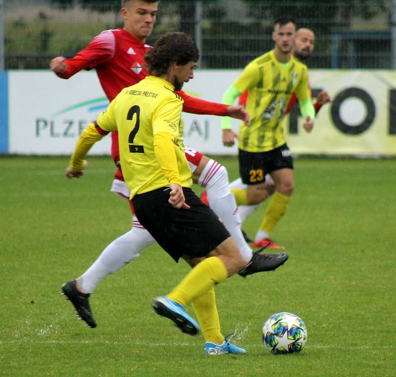 FK Robstav Přeštice (žlutí) vs. SK Petřín Plzeň (červení) 3:1.