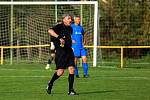 Na jihu Plzeňska podlehly Lužany (na snímku ve žlutých dresech) Dvorci vysoko 0:6 (v modrém).