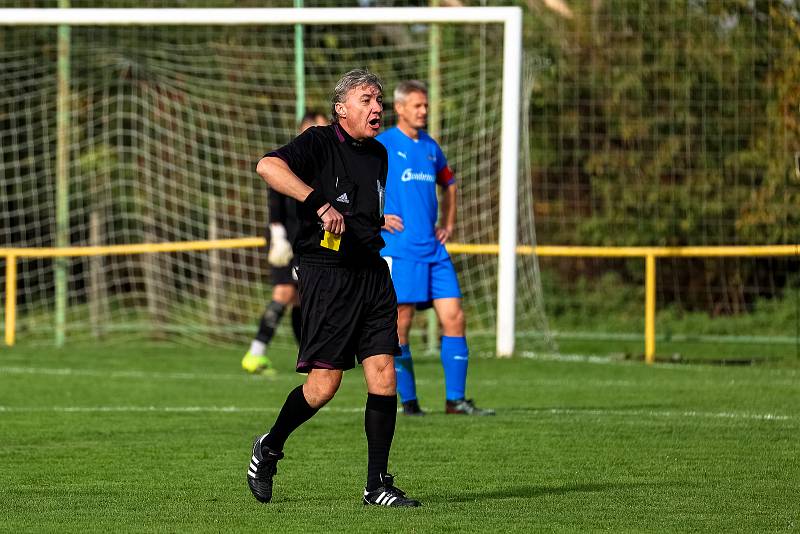 Na jihu Plzeňska podlehly Lužany (na snímku ve žlutých dresech) Dvorci vysoko 0:6 (v modrém).