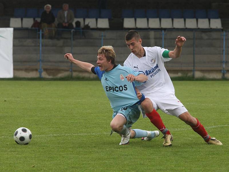 Nerozhodným výsledkem 1:1 s Hlavicí a ziskem jednoho bodu se juniorka Viktorie Plzeň (vpravo Jan Matas) rozloučila s domácími fanoušky v této sezoně České fotbalové ligy