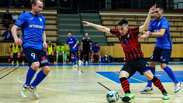 Interobal Plzeň - Chrudim (v modrém), 2. finále play-off 1. Futsal ligy, 6. května 2022. Na snímku je střelec druhého gólu Dušan Künstner (u míče).