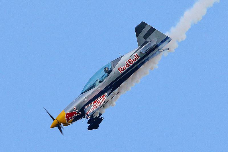 Martin Šonka - mistr světa Red Bull Air Race 2018 - akrobatické vystoupení - Den ve vzduchu Plasy 2022