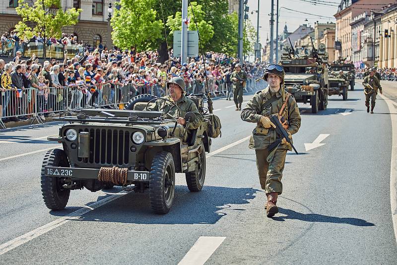 Konvoj svobody s více než 250 historickými vojenskými vozidly projel v neděli centrem města a zakončil letošní Slavnosti svobody. Přehlídky si zúčastnili i tři američtí a dva belgičtí účastníci osvobození v roce 1945, kterým mávaly tisíce lidí.