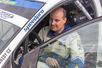 Zamyšlený Václav Pech za volantem vozu Ford Focus WRC, ale v cíli Rallye Šumava Klatovy měl důvod k úsměvu.