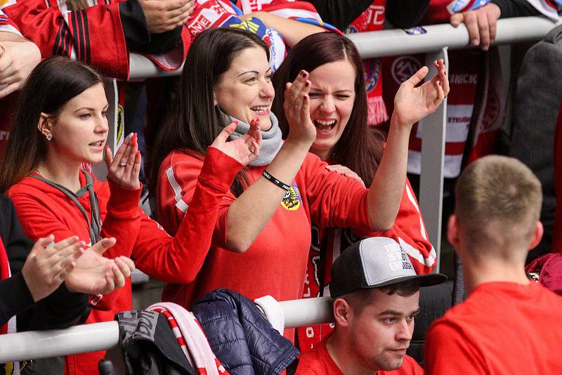 Semifinále play off hokejové extraligy - 5. zápas: HC Oceláři Třinec - HC Škoda Plzeň, 11. dubna 2019 v Třinci. Na snímku fanoušci Třince.