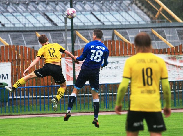 7. kolo krajského přeboru: FK Tachov (na snímku fotbalisté v modrých dresech) - TJ Sokol Lhota 9:0 (4:0).