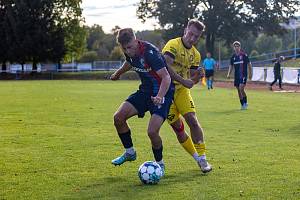 Fotbalisté FK Robstav (ve žlutém David Brabec) remizovali ve Stodě s rezervou plzeňské Viktorie 2:2.