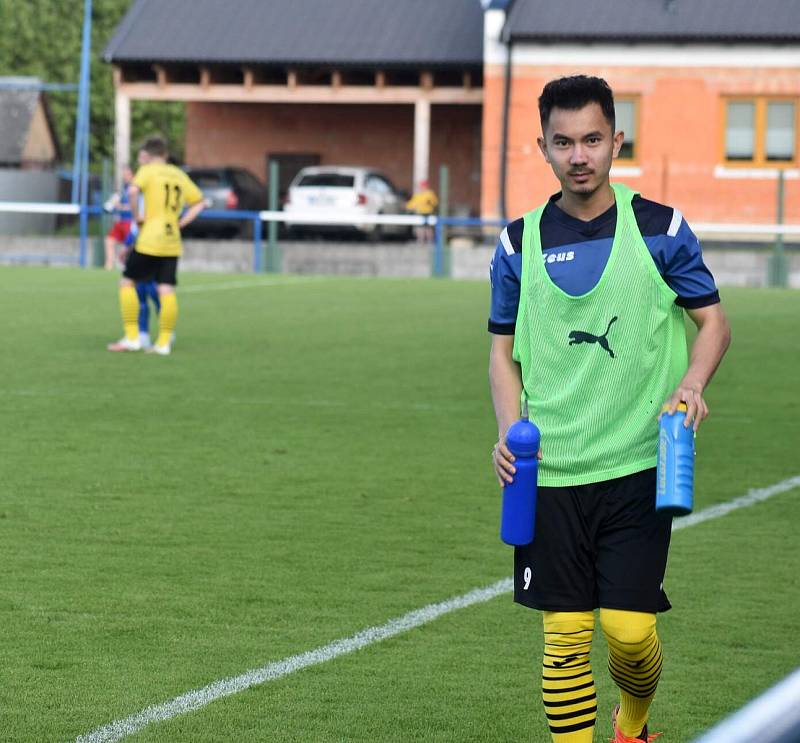 26. kolo krajského přeboru: FK Okula Nýrsko (modří) - TJ Jiskra Domažlice B (žlutí) 0:4 (0:2).