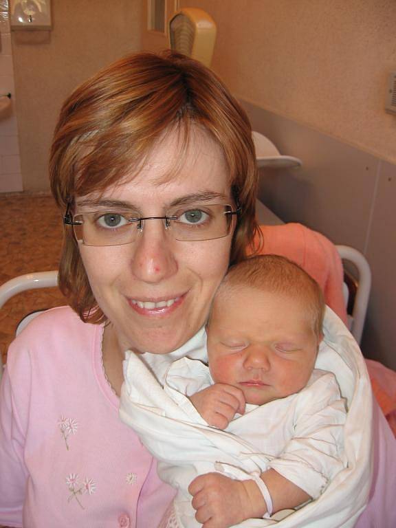 Adélka Tomášková z Plzně-Černic (3,05 kg/48 cm), která se narodila 23. září devět minut po patnácté hodině v Mulačově nemocnici, je nejenom prvorozenou dcerou rodičů Lenky a Radka, ale také prvním vnoučetem prarodičů Renaty, Hany, Honzy a Vojty