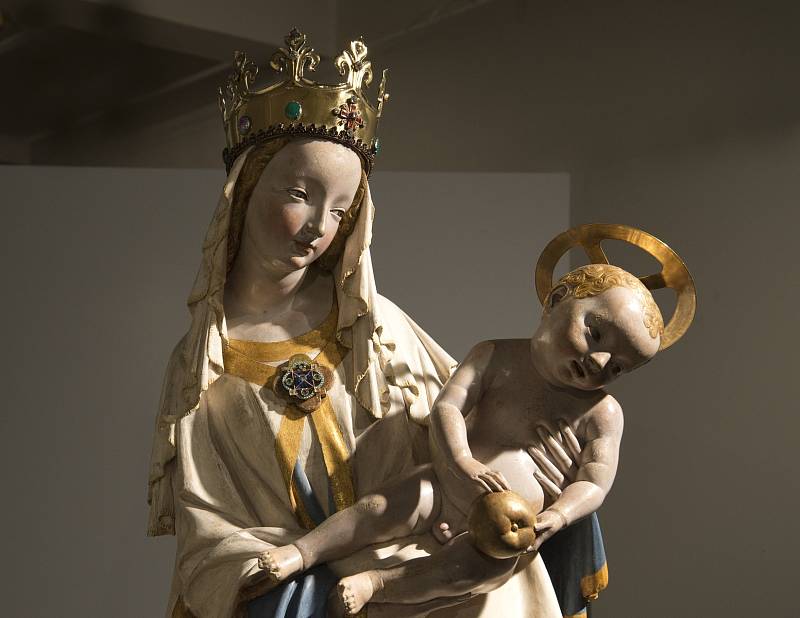 Jedinečnou možnost spatřit zblízka originál Plzeňské madony nabízí výstava Západočeské galerie Nad slunce krásnější.