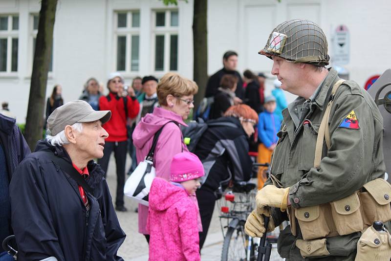 Prezentace dobového vojenského tábora americké armády z května 1945 a života civilního obyvatelstva.