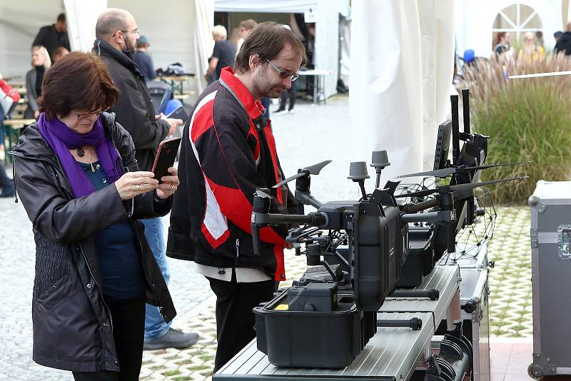 Dronfest – setkání profesionálů i nadšenců v bezpilotním létání. V areálu v plzeňské Cukrovarské ulici byly k vidění ukázky nejmodernějších technologií, trendy v bezpilotním létání, FPV závody, přednášky. Letos poprvé vše přenášeno i on-line.