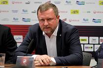 Pavel Vrba podepsal dnes smlouvu s FC Viktoria Plzeň a od nového ligového ročníku bude hlavním trenérem Plzně.