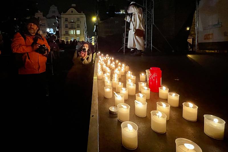 Zapálené svíčky přinesli trhovci do centra Vánočního trhu v Plzni. Kvůli covidové pandemii a vládním opatřením došlo k jejich uzavření.