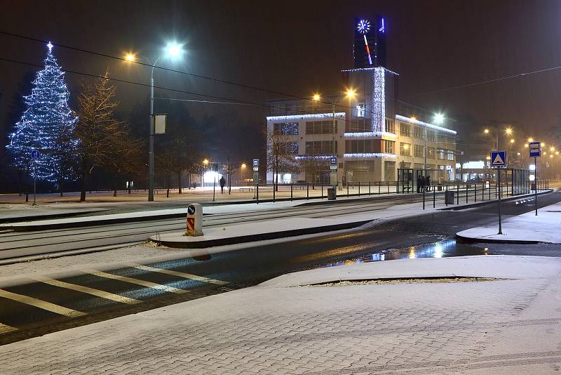Noční sněžení v centru i okrajových částech Plzně. Na snímku Koterovská ulice, radnice MO Slovany.