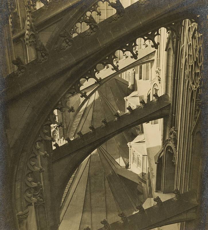 Josef Sudek: Průhled opěrnými oblouky chrámu sv. Víta na střechy kaplí kněžiště (Z cyklu Svatý Vít, 1928)