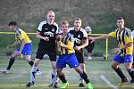 Fotbalisté TJ Sokol Kralovice (na archivním snímku hráči ve žlutomodrých dresech) porazili Košutku 1:0 a v krajské I. A třídě jsou na druhém místě za lídrem z Kaznějova, který vyhrál na půdě Mochtína.