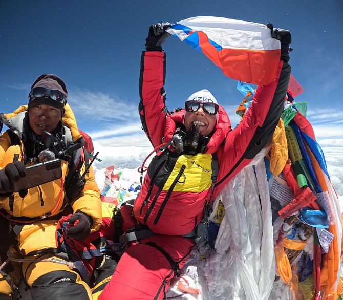 Přeštická lékařka Eva Perglerová při výstupu na Mount Everest.