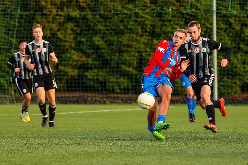 9. kolo ČLD U19: FC Viktoria Plzeň U19 B (na snímku fotbalisté v červenomodrých dresech) - SK Dynamo České Budějovice U19 B 3:0 (1:0).