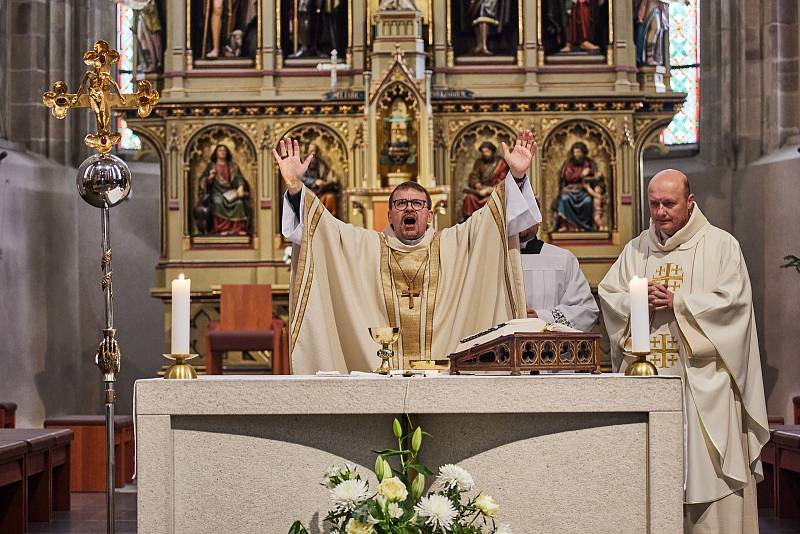 Požehnání praporu pěší roty aktivní zálohy Krajského vojenského velitelství Plzeň biskupem Tomášem Holubem a udělení četného názvu Pětatřicátníci se uskutečnilo v neděli v katedrále sv. Bartoloměje na náměstí Republiky v Plzni.