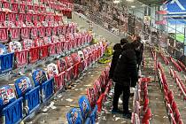 Nejen skvělou fotbalovou podívanou nabídl nedělní šlágr 15. kola fotbalové Chance ligy mezi Viktorií Plzeň a pražskou Slavií. Škody na stadionu budou v řádech statisíců korun.
