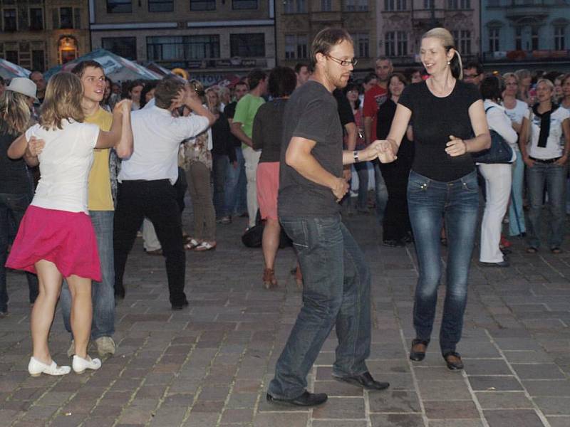 Při vystoupení kapely Mediterian se náměstí Republiky proměnilo v improvizovaný taneční parket.