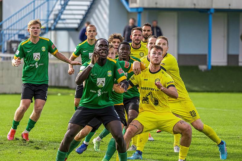 7. kolo FORTUNA ČFL, skupina A: FK ROBSTAV Přeštice (na snímku fotbalisté ve žlutých dresech) - FK Baník Sokolov 0:2.