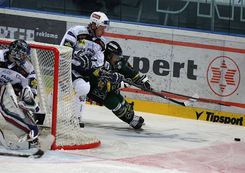 Ve 24. kole extraligy porazili hokejisté HC Plzeň 1929 (v bílém) v západočeském derby karlovarskou Energii (v zeleném) 4:1.