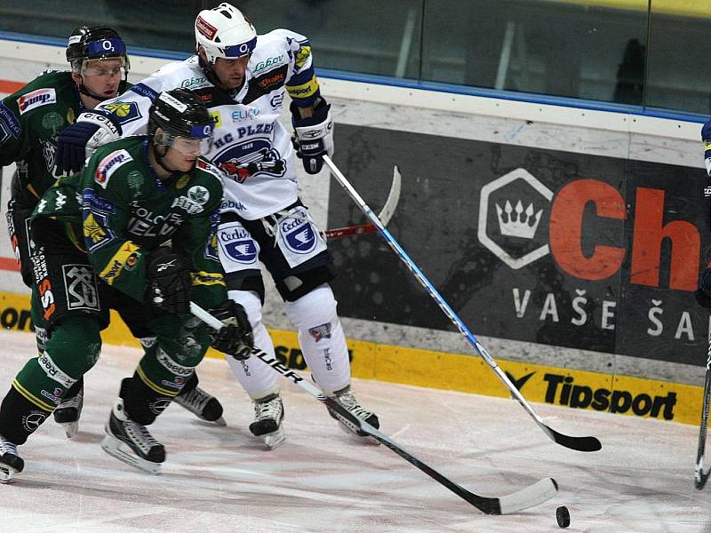 Ve 24. kole extraligy porazili hokejisté HC Plzeň 1929 (v bílém) v západočeském derby karlovarskou Energii (v zeleném) 4:1.