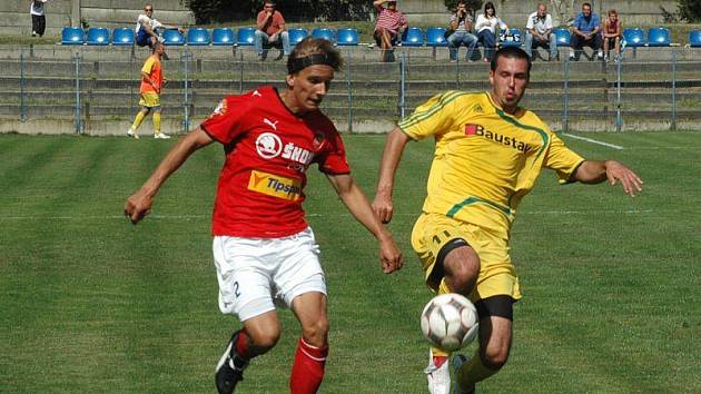 Souboj. Obránce Viktorie Plzeň B Lukáš Nový (vpravo) a útočník 1. FC Karlovy Vary Jan Kotáb bojují o míč v nedělním západočeském derby České fotbalové ligy, které skončilo 1:1.