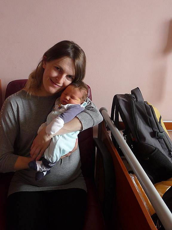 Matěj (3,19 kg, 47 cm) se narodil 13. srpna v 8:07 v plzeňské fakultní nemocnici. Na světě ho přivítali rodiče Jana a Michal Muknšnáblovi z Plzně a také dvacetiměsíční sestřička Anetka