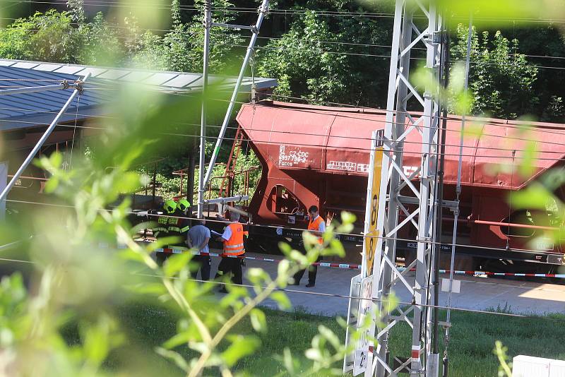 Tragická nehoda se odehrála na nádraží Plzeň-Jižní předměstí. Muž si lehl na koleje před přijíždějící nákladní vlak.