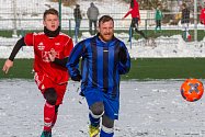 Fotbalisté Petřína (hráč v červeném dresu) na rozdíl od Zruče nechybí na letošním turnaji na Doubravce. 