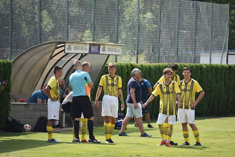 2. kolo FORTUNA divize A: FK Komárov - TJ Jiskra Domažlice B (fotbalisté ve žlutých dresech) 1:0 (0:0).