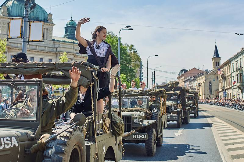Konvoj svobody s více než 250 historickými vojenskými vozidly projel v neděli centrem města a zakončil letošní Slavnosti svobody. Přehlídky si zúčastnili i tři američtí a dva belgičtí účastníci osvobození v roce 1945, kterým mávaly tisíce lidí.