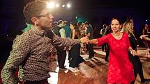 Vyznavači tanečních stylů lindy hop, charleston, blues nebo i burlesque se sešli na tanečním víkendu Lindy Hop Herbst Camp v plzeňském Depu 2015. Festival nabídl 30 lekcí různých tanců s lektory z 5 zemí a také tři večírky s živou hudbou.