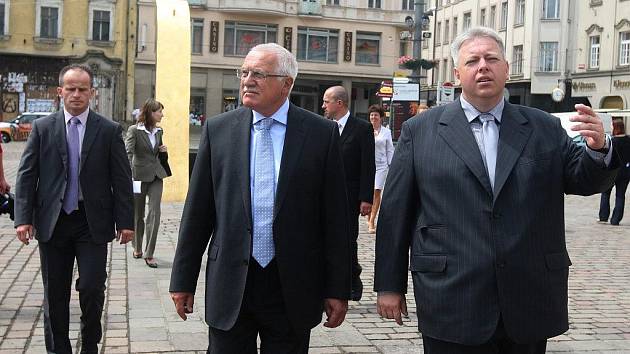 Hejtman Milan Chovanec (vpravo) v červnu při návštěvě prezidenta Václava Klause v Plzeňském kraji