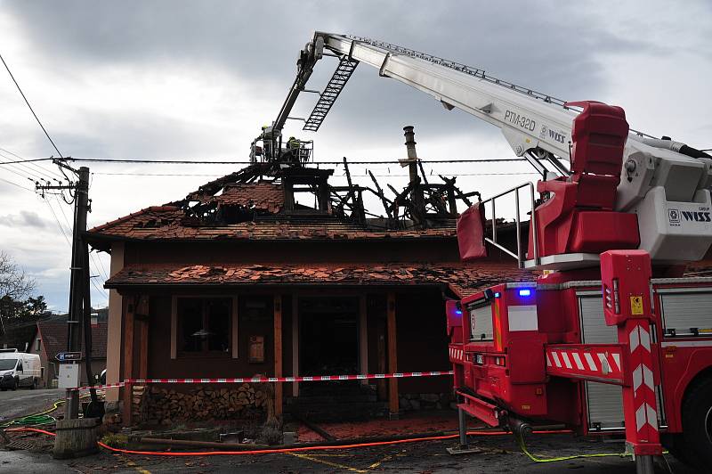 Oblíbenou restauraci Angusfarm v Soběsukách u Nepomuku zničil požár.