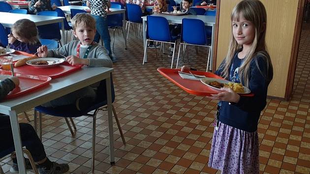 Obědy pro děti by mohly na školách v Plzeňském kraji zdražit od února až o 20 procent. Většina školních jídelen ale zatím zdražení nechystá.