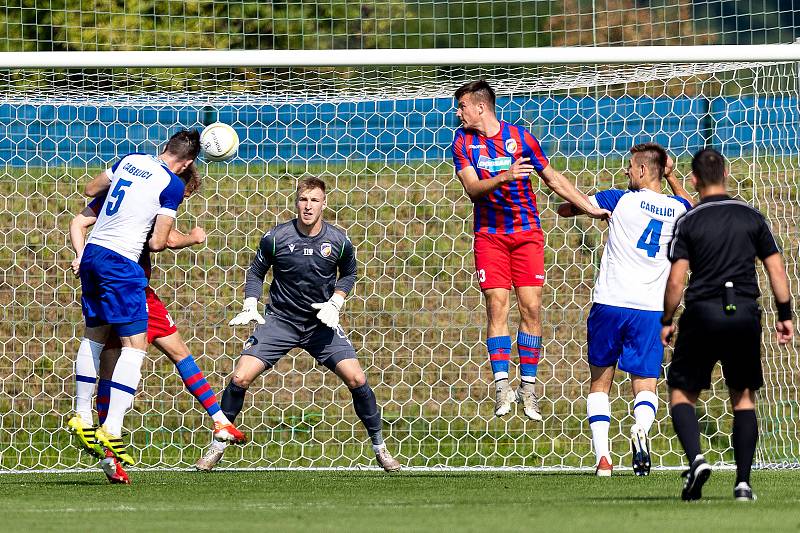 Fotbalisté záložního týmu Viktorie Plzeň (na archivním snímku hráči v červeno-modrých dresech) zdolali ve azylu ve Stodě Králův Dvůr (bílí) 4:2.