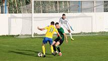 13. kolo FORTUNA divize A: SK SENCO Doubravka (na snímku fotbalisté ve žlutých dresech) - FC Rokycany 4:0 (3:0).