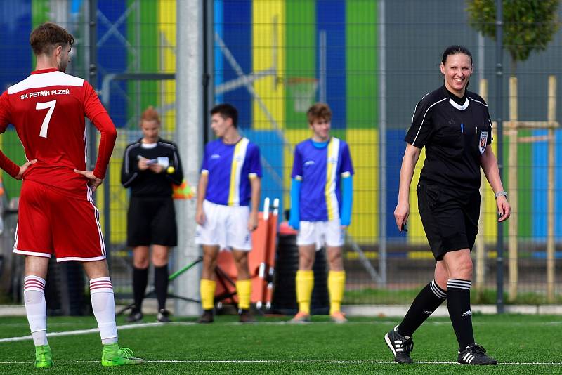 13. kolo krajského přeboru: SK Petřín Plzeň B - FK Nepomuk (na snímku fotbalisté v modrých dresech) 8:1 (3:1).