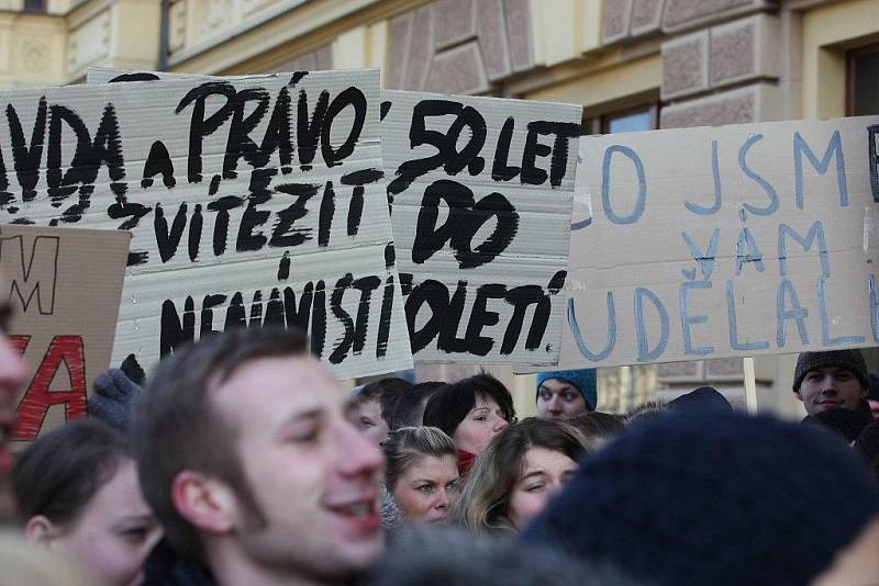 Demonstrace studentů před budovou právnické fakulty ZČU v sadech Pětatřicátníků v Plzni