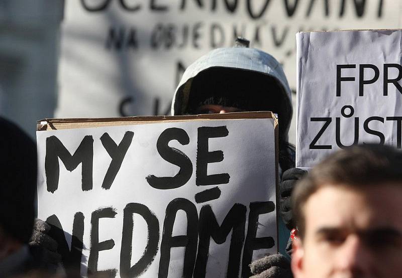 Demonstrace studentů před budovou právnické fakulty ZČU v sadech Pětatřicátníků v Plzni