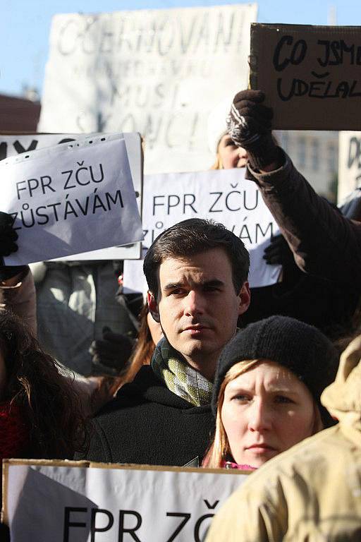 Demonstrace studentů před budovou právnické fakulty ZČU v sadech Pětatřicátníků v Plzni