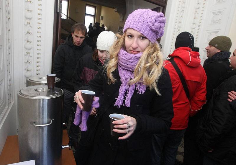 Demonstrace studentů před budovou právnické fakulty ZČU v sadech Pětatřicátníků v Plzni