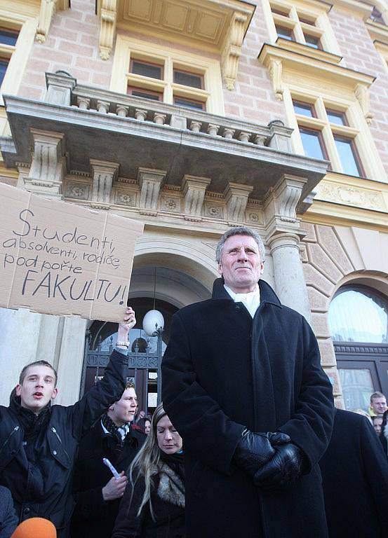 Demonstrace studentů před budovou právnické fakulty ZČU v sadech Pětatřicátníků v Plzni