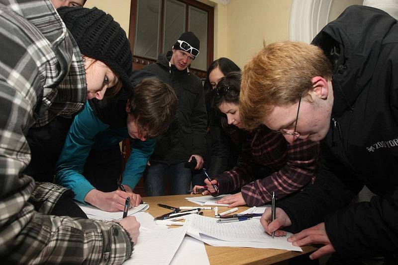 Demonstrace studentů před budovou právnické fakulty ZČU v sadech Pětatřicátníků v Plzni