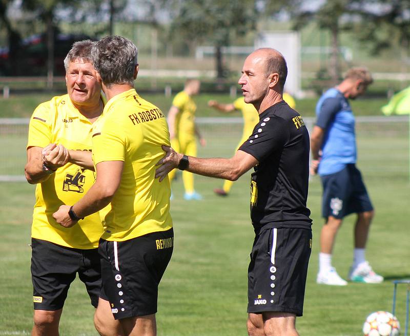 5. kolo FORTUNA ČFL, skupina A: FK ROBSTAV Přeštice (na snímku fotbalisté ve žlutých dresech) - TJ Jiskra Domažlice (modří) 5:1 (2:0).