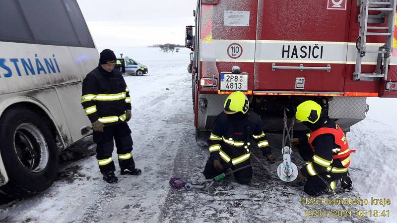 Autobus se vyhýbal protijedoucímu autu a spadl do příkopu